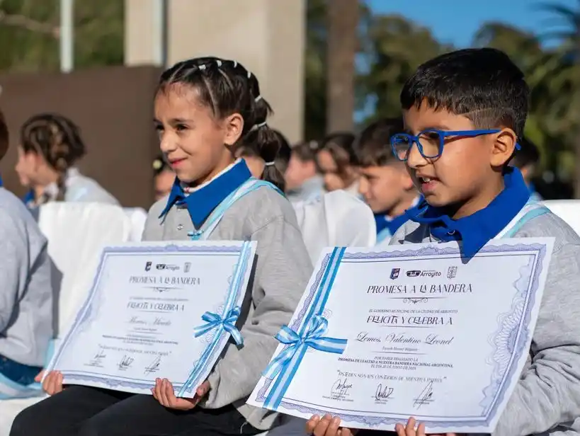 Arroyito: entregaron por primera vez certificados a alumnos que prometieron lealtad a la Bandera