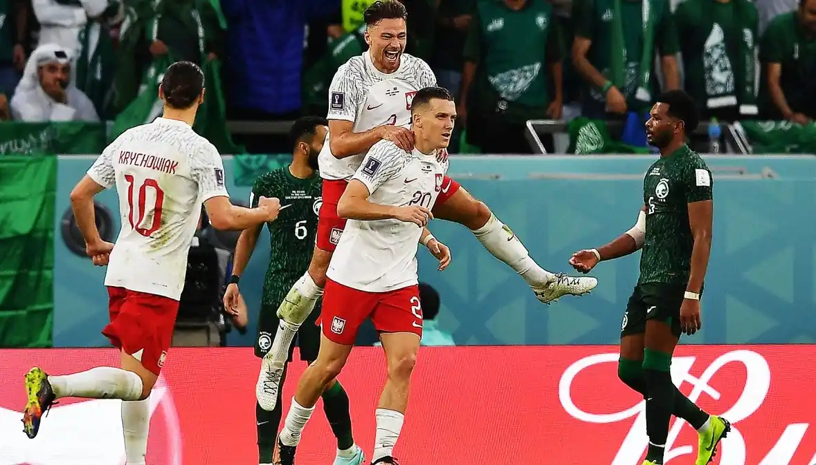 Polonia derrotó 2-0 a Arabia Saudita y le metió más presión a Argentina