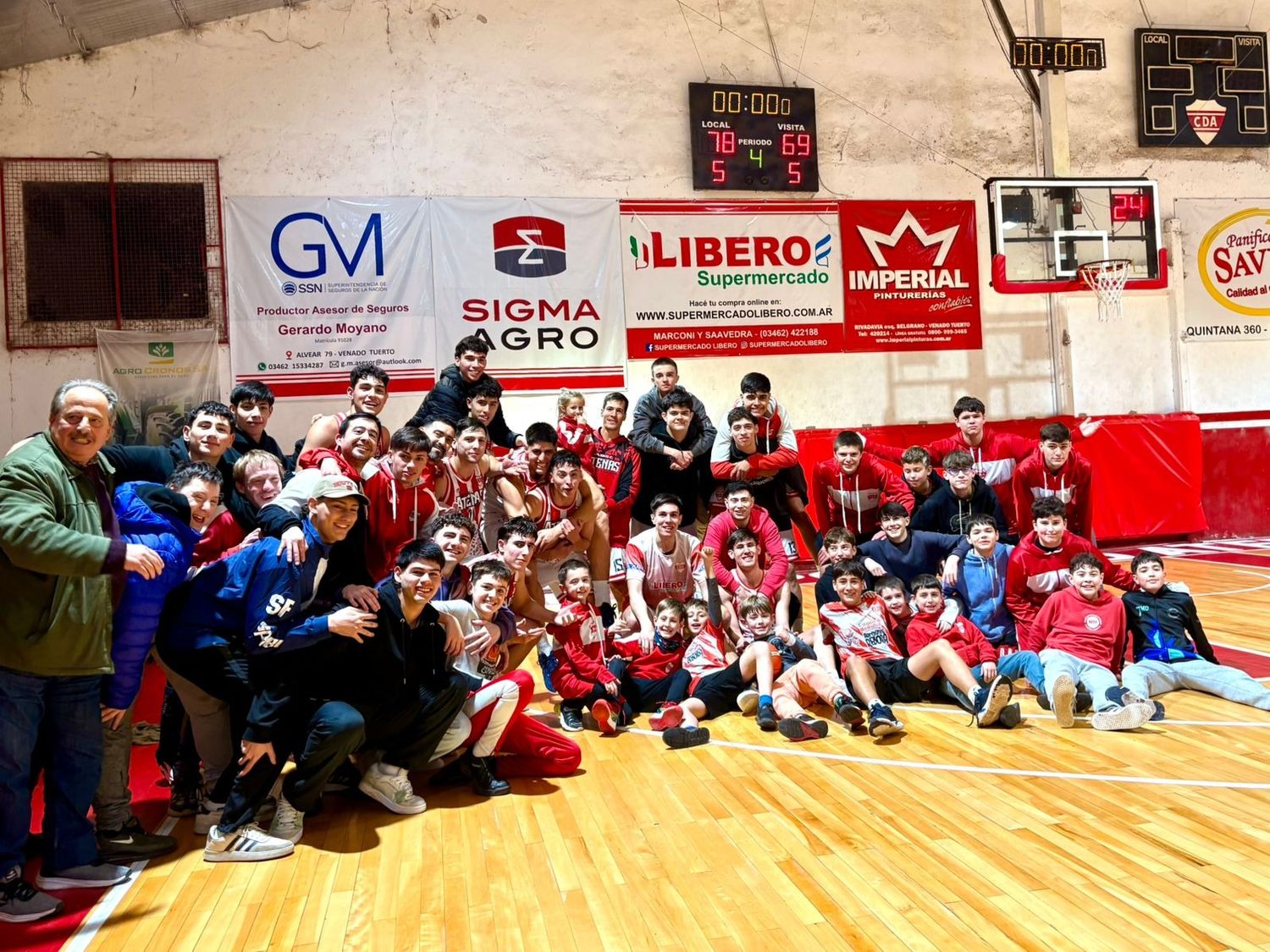 El festejo final tras dar el golpe ante Centenario. Foto: Cata Grassi Kozyra