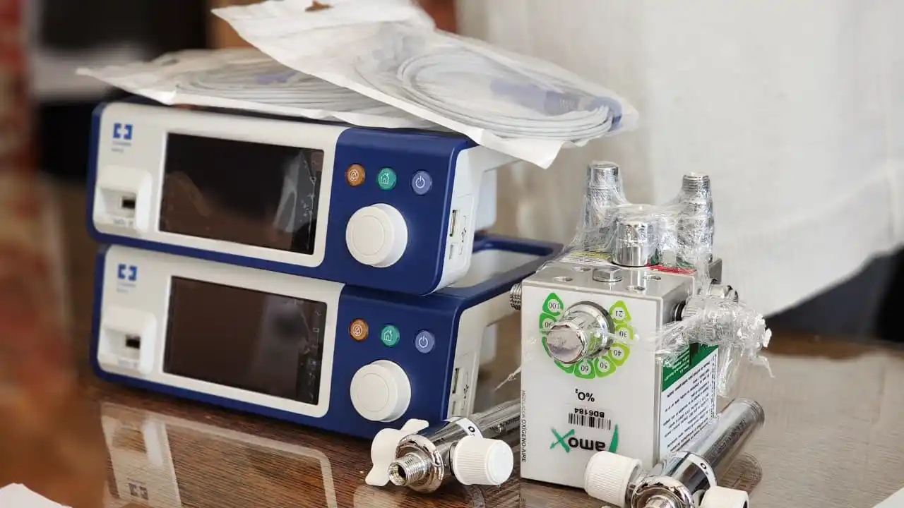 El equipamiento donado incluye un calefactor neonatal y dos saturómetros