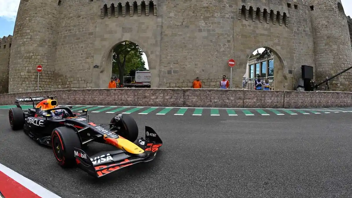 Verstappen hizo el mejor tiempo en Bakú.
