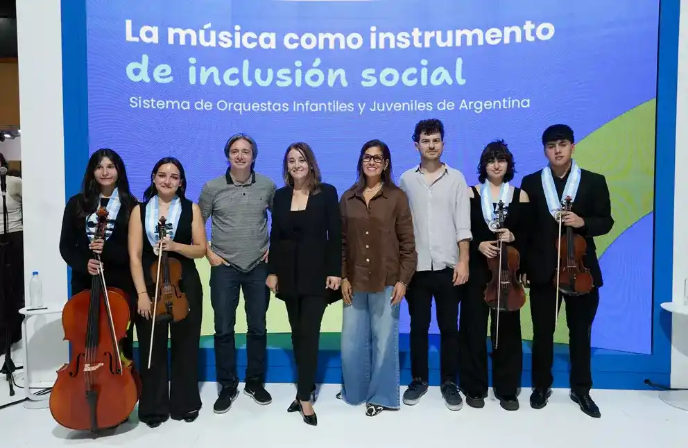 Valeria Atela presentó en la Feria del Libro la nueva edición del manual que proyecta la Orquesta-Escuela de Chascomús al mundo