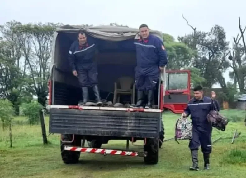 Bomberos ayudaron a una madre e hija a salir de una zona rural anegada