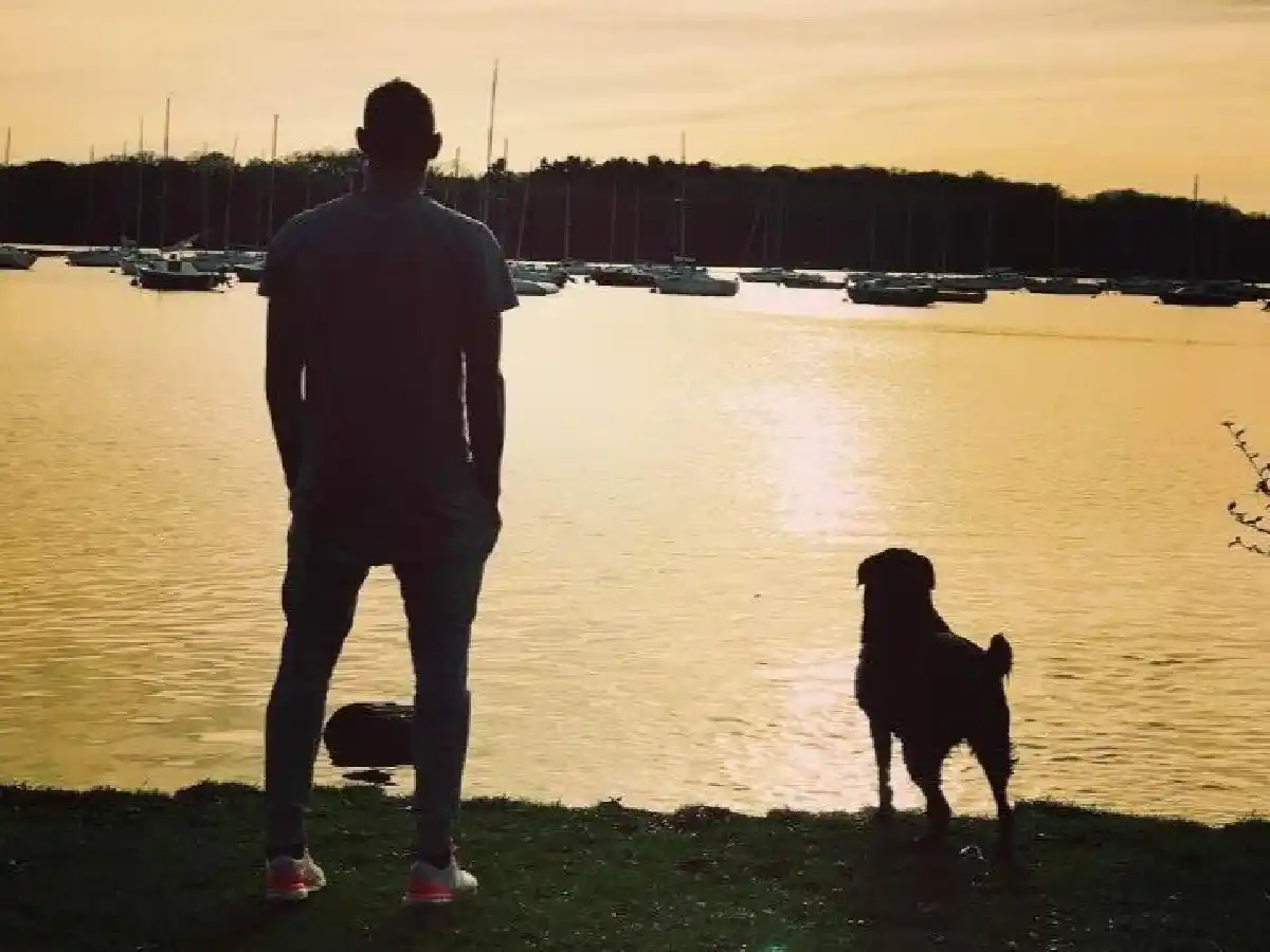 Nala, la mascota de Emiliano Sala que lo sigue esperando tras la ventana