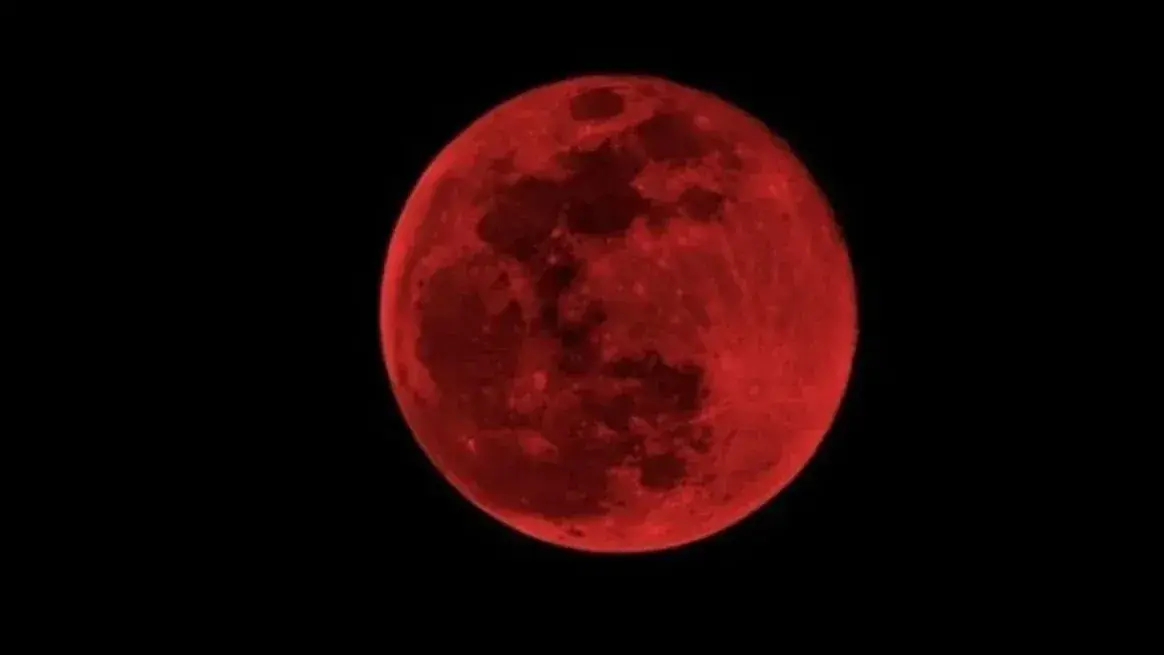 La “luna de sangre” se denomina así por la tonalidad rojiza que adquiere el satélite natural durante el evento. Archivo.