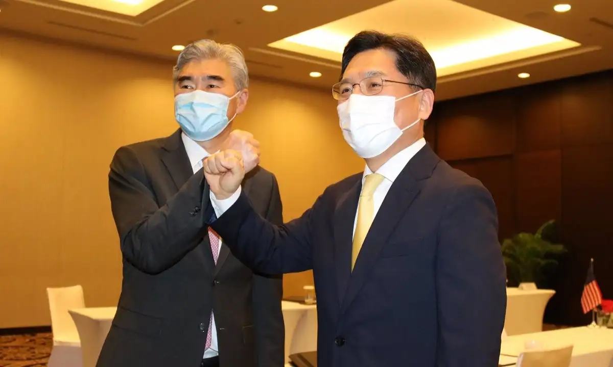 El enviado especial de Estados Unidos para Corea del Norte, Sing Kim, en una reunión con su homólogo surcoreano en Indonesia.