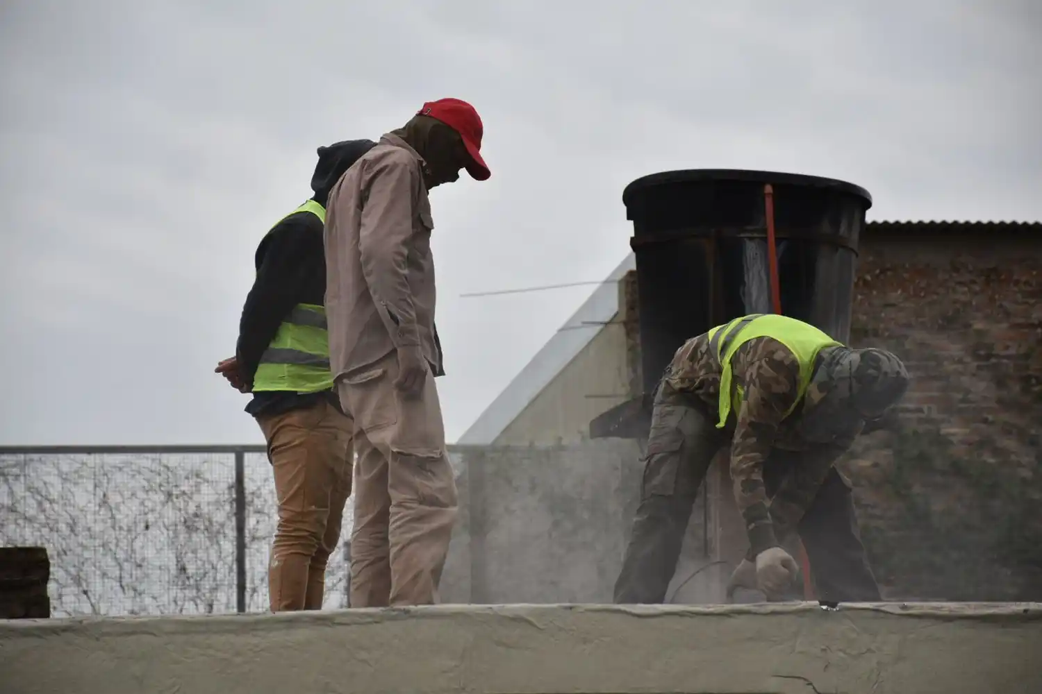 Derrumbaron un punto de venta de drogas en zona noroeste vinculado a un homicidio y balaceras.
