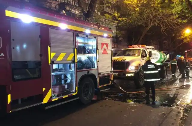 Fuerte explosión e incendio en un edificio en Rosario