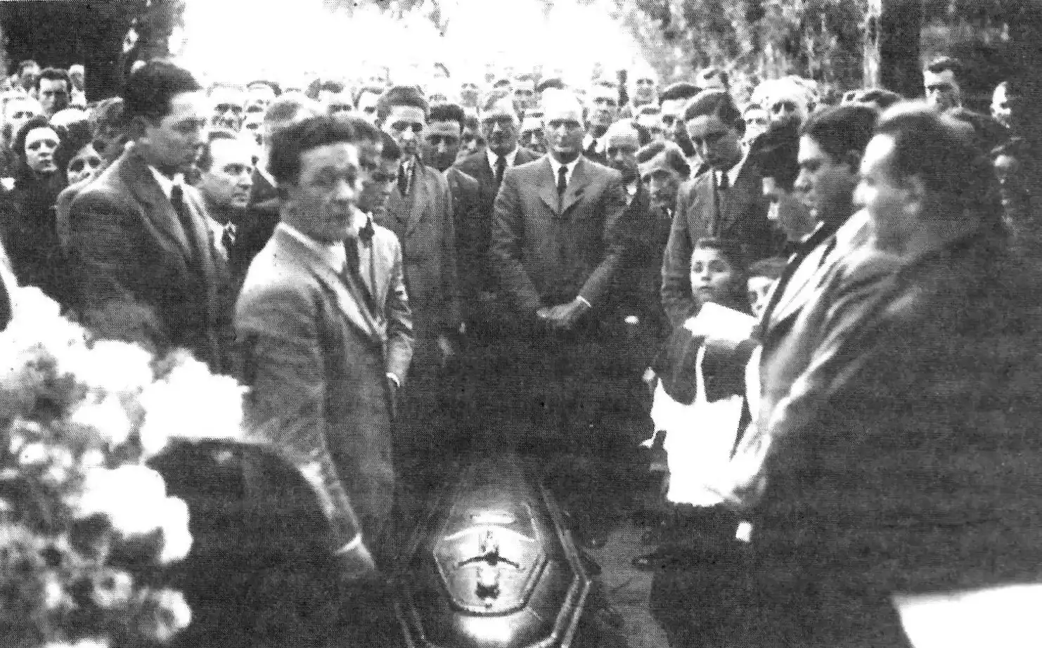 El registro de la despedida en una fotografía, como se estilaba en la época. (Archivo Gráfico y Museo Histórico)