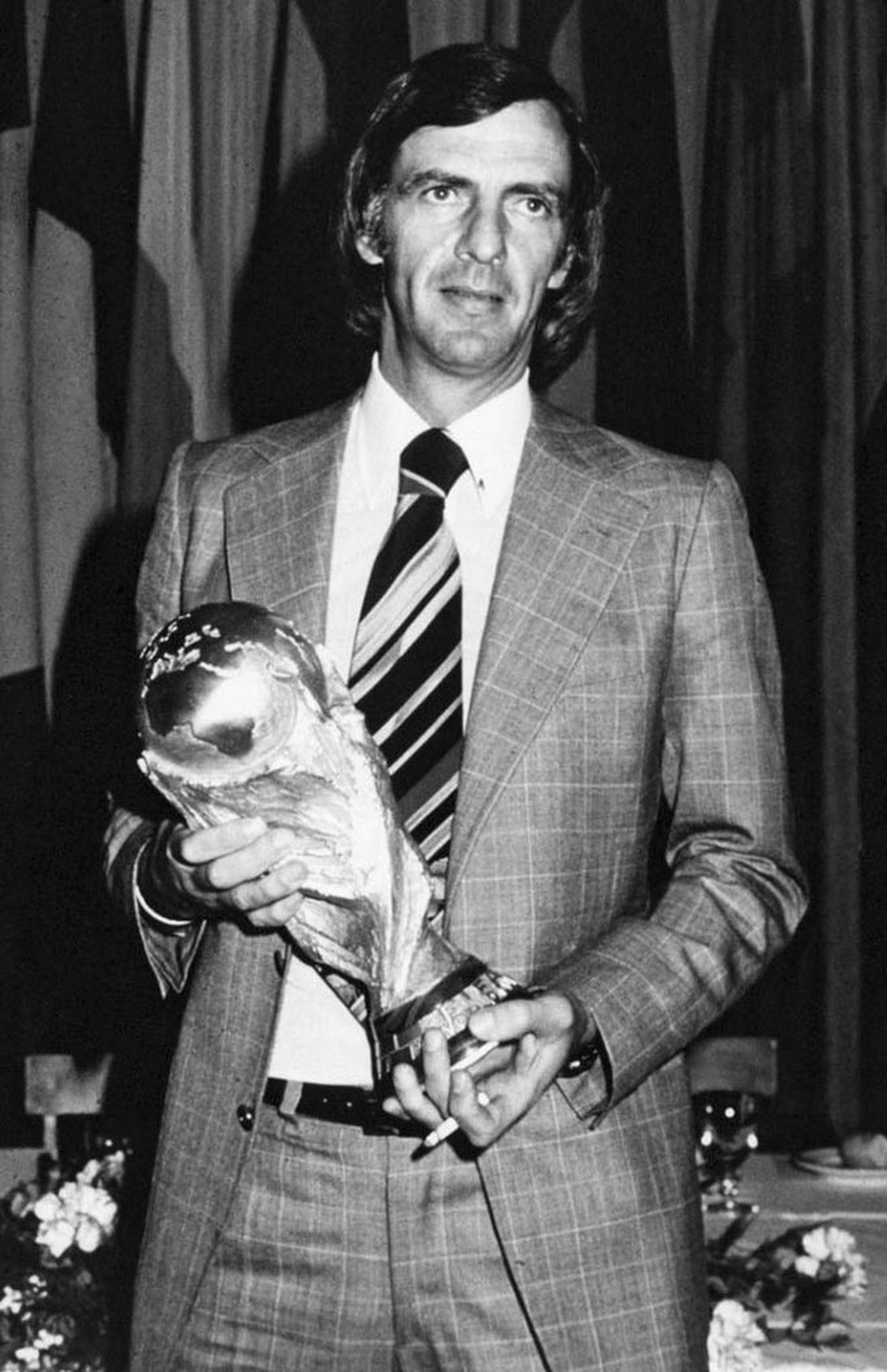 Menotti, con la Copa del Mundo obtenida en 1978.
