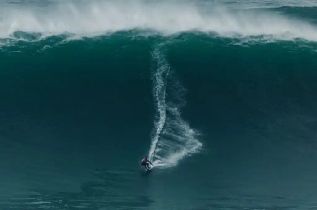 Murió un legendario surfista tras caer de una ola gigante en Portugal