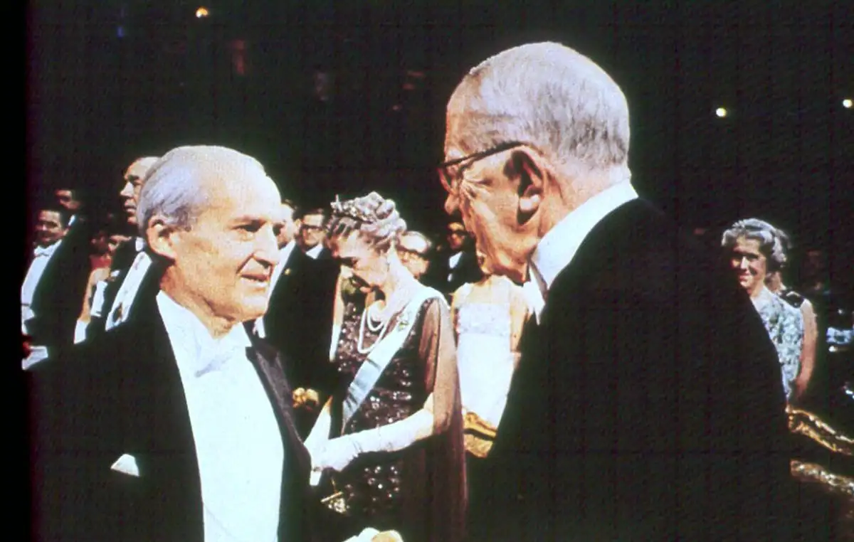 L.F. Leloir recibiendo el Premio Nobel-