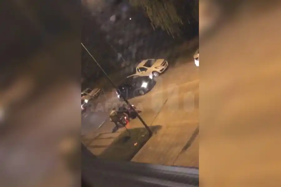 Se cayó de la moto y terminó golpeado la cara contra el piso: por el impacto, perdió algunas piezas dentales