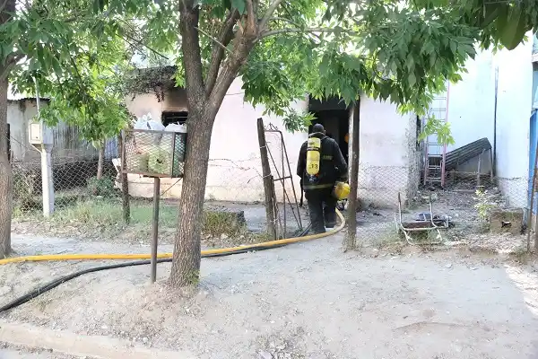 Un hombre discapacitado y su padre perdieron todo  en el incendio de su casa