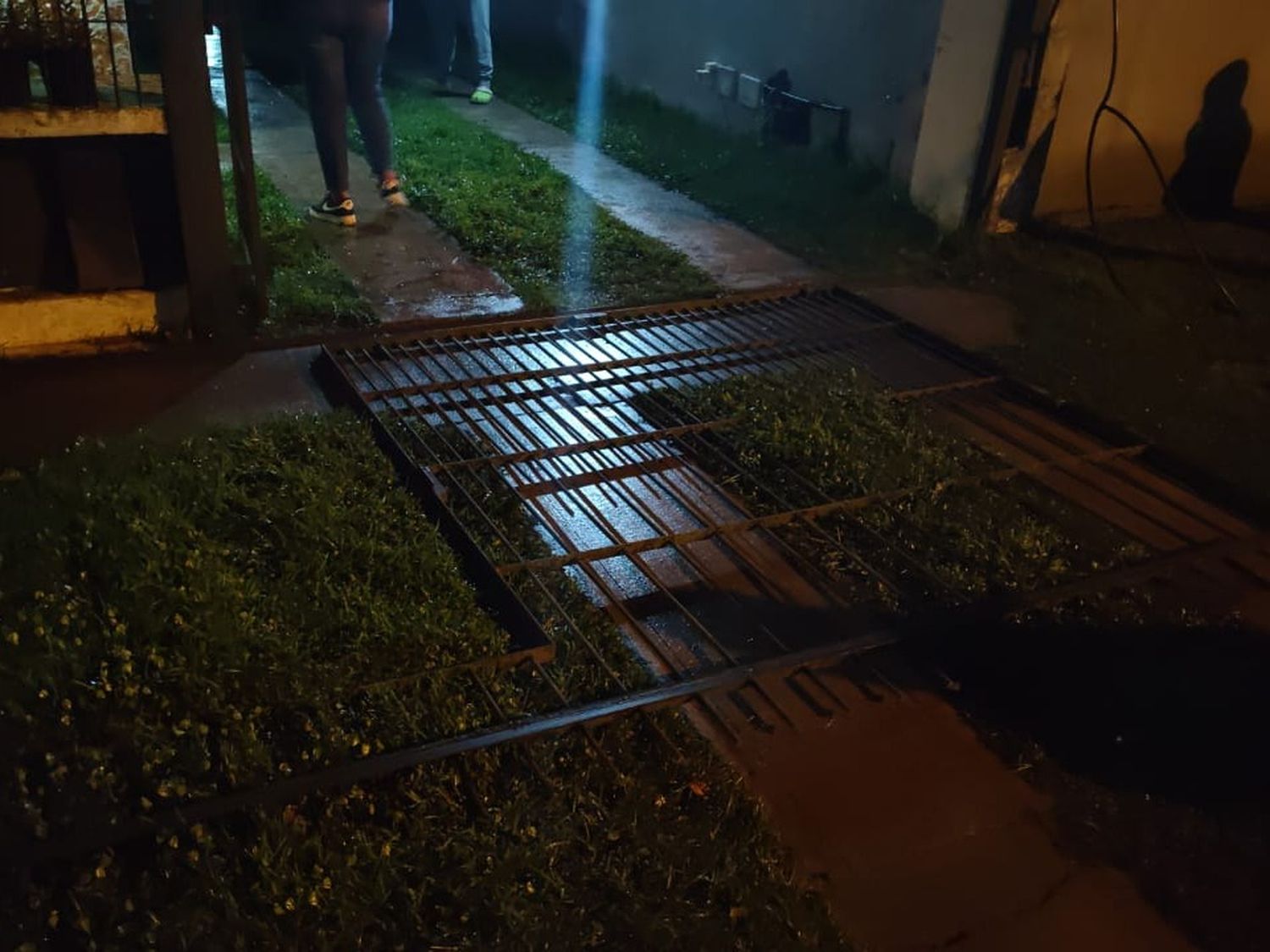 Al activarse la alarma del rodado, los delincuentes intentaron huir, aunque uno de ellos fue retenido por la propietaria hasta la llegada del personal policial.