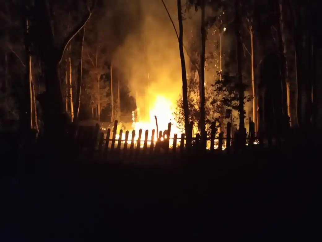 El fuego destruyó una cabaña en Villa Zabala