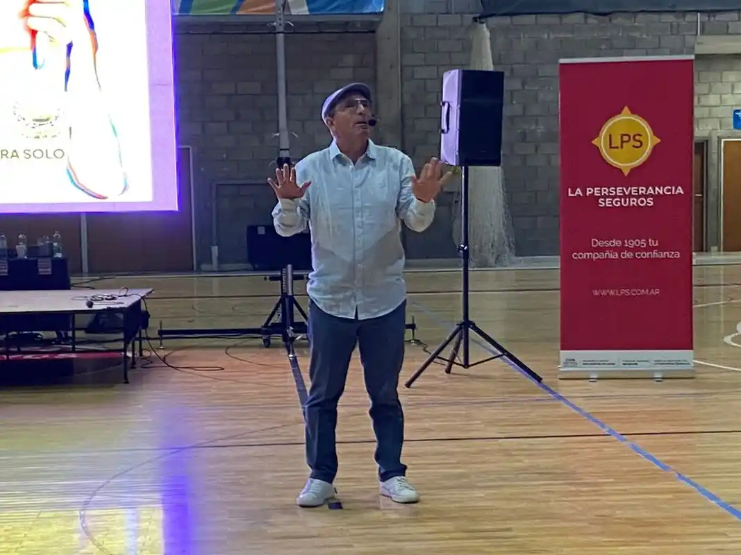 Sergio "Cachito" Vigil en su disertación en el Polideportivo de Tres Arroyos