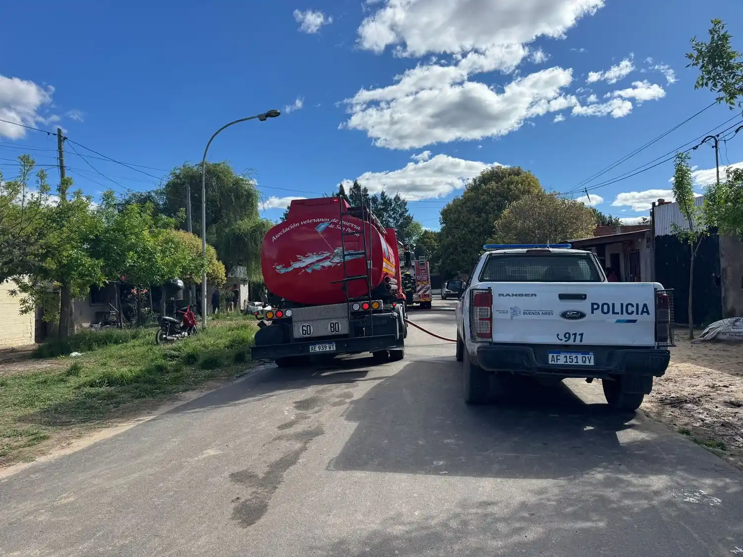 Bomberos y policía - incendio en Villa Igoillo