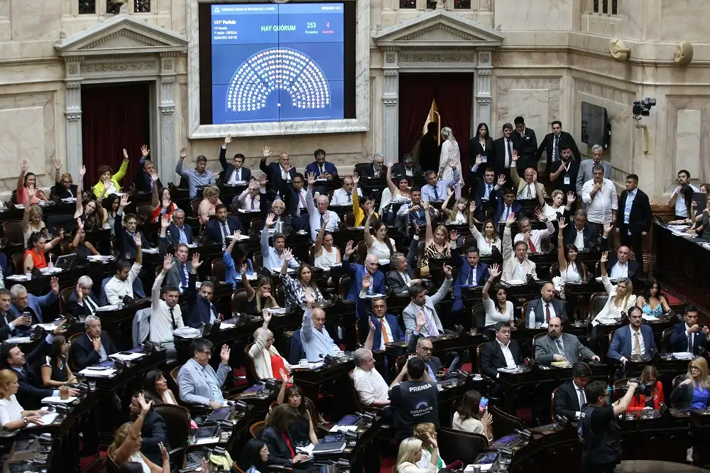 Diputados aprobó la ley ómnibus en general y se sigue negociando