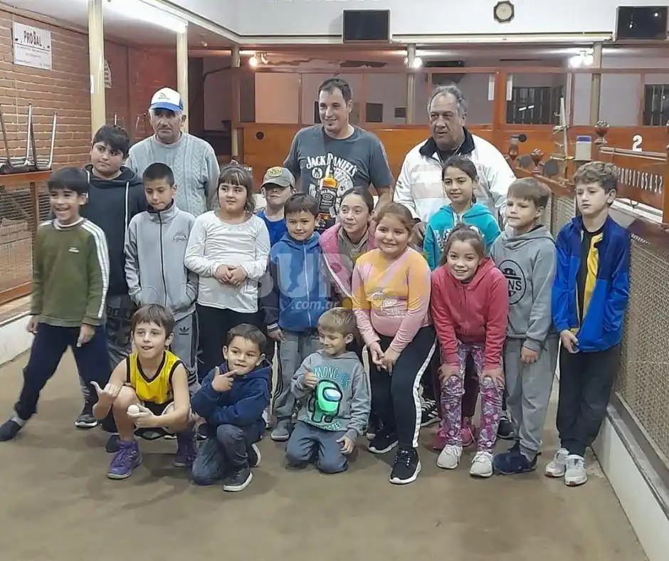 En Elortondo abrieron una escuela de bochas y es furor entre los más chicos