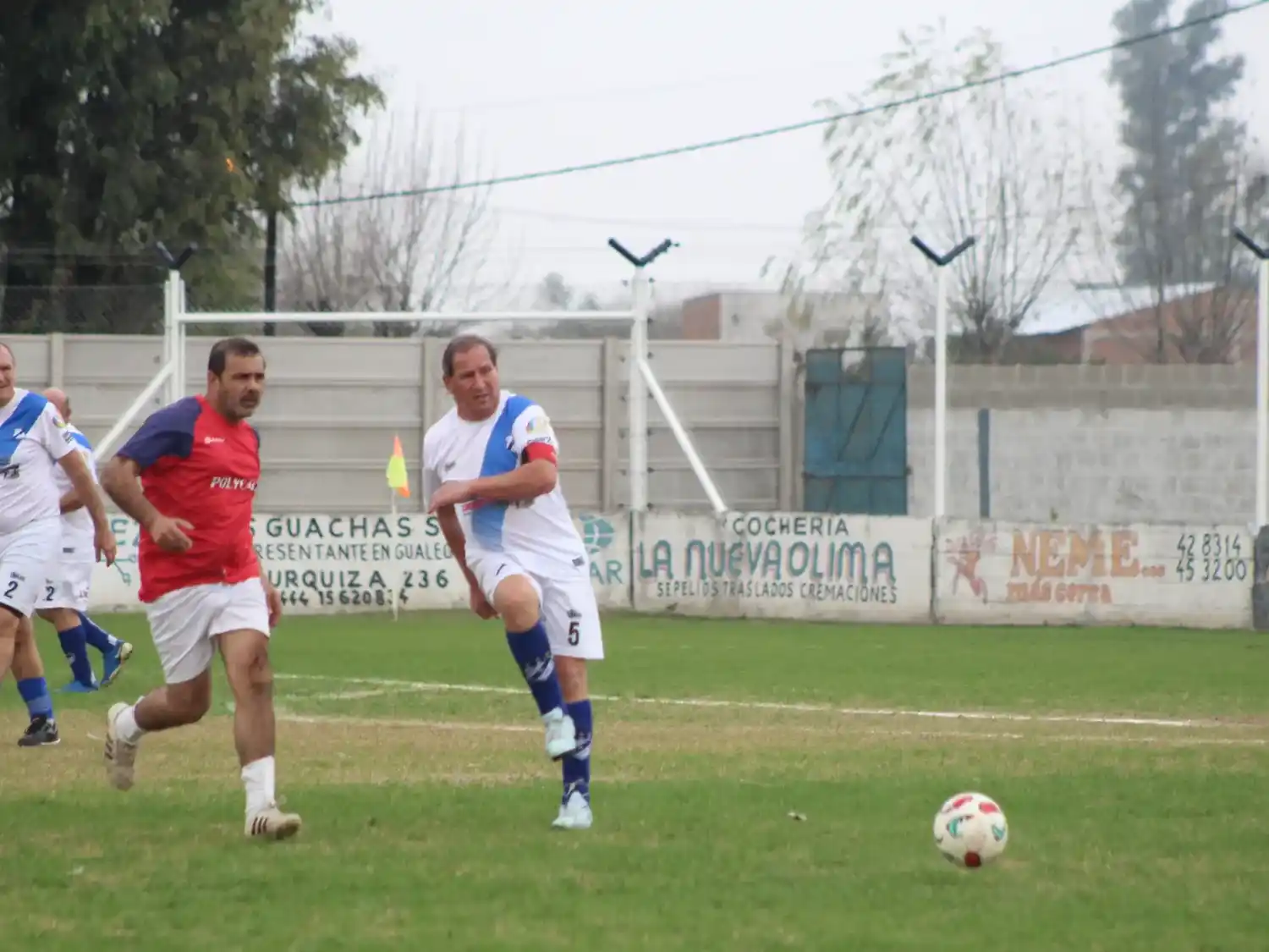 El fútbol Máster y Junior vivió una jornada solidaria en la cancha de Libertad