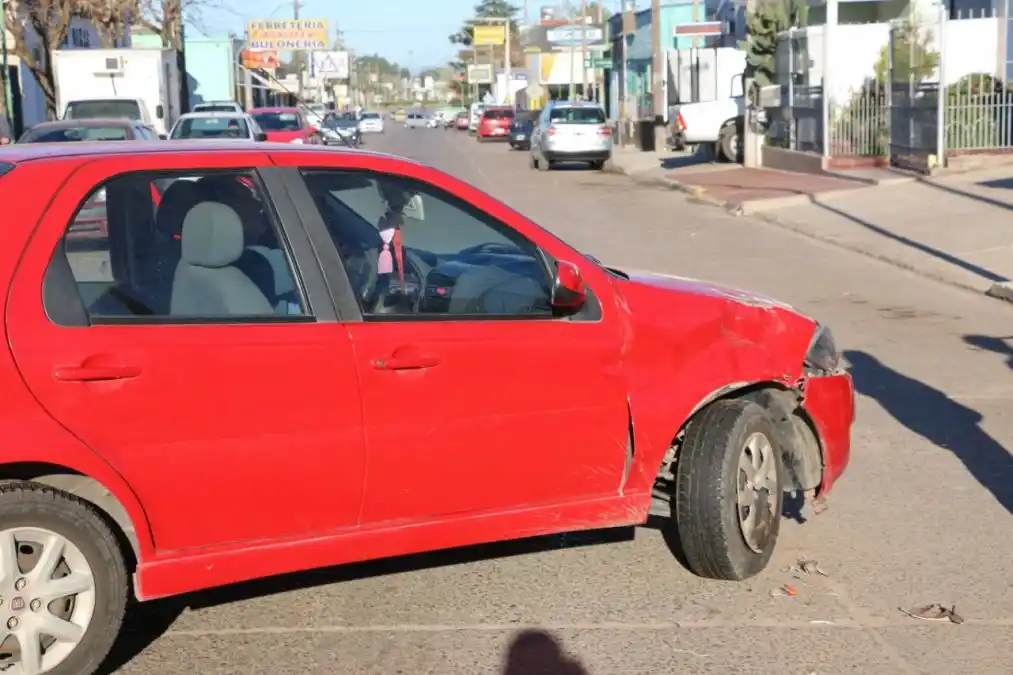 El auto sufrió daños en una de sus partes delantera, mientras que el conductor salió ileso.