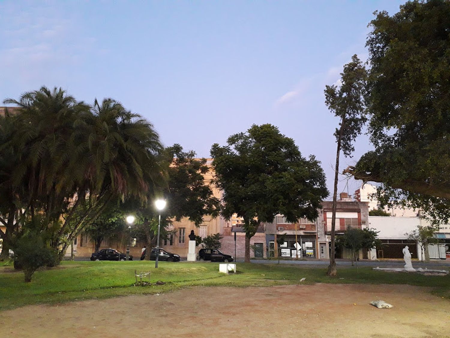 Viernes cálido y parcialmente nublado en la ciudad de Santa Fe