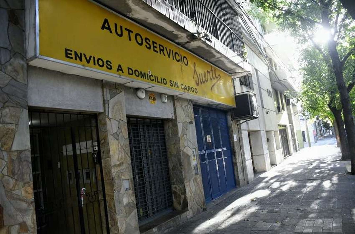 Lluvia de balas en Rosario: atacaron un supermercado chino en el centro y una casa en zona norte