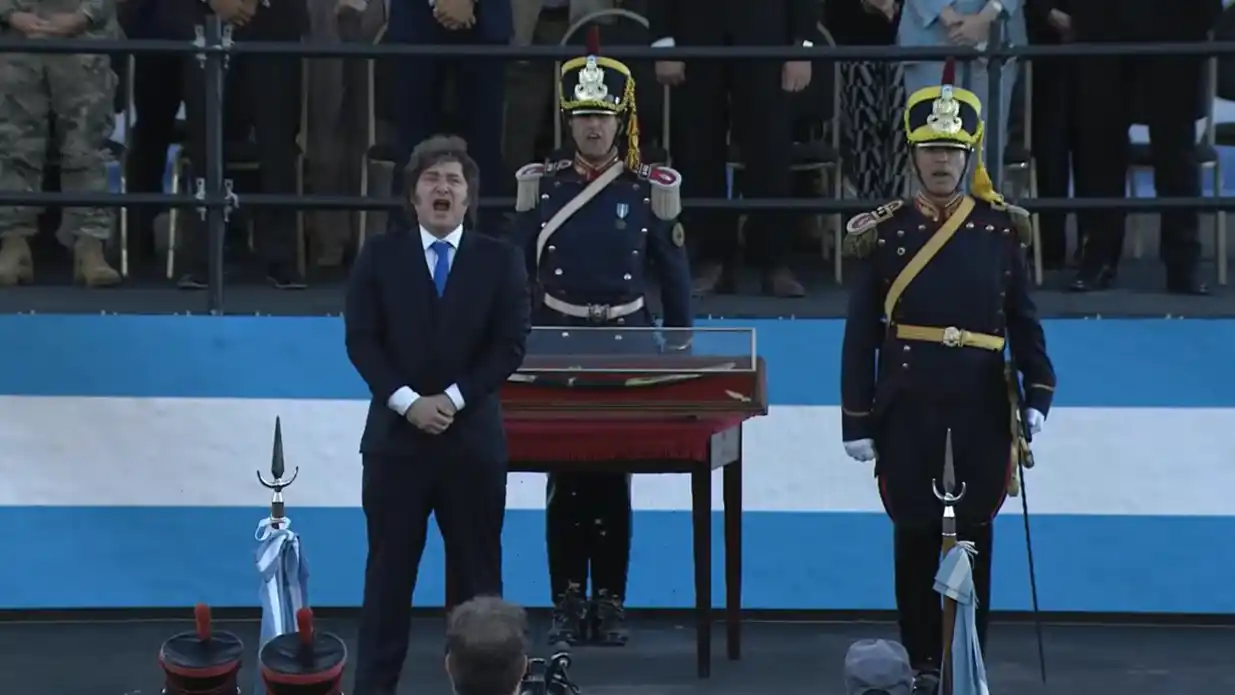 El Presidente entona la Marcha de San Lorenzo, en el acto conmemorativo de un nuevo aniversario de la batalla