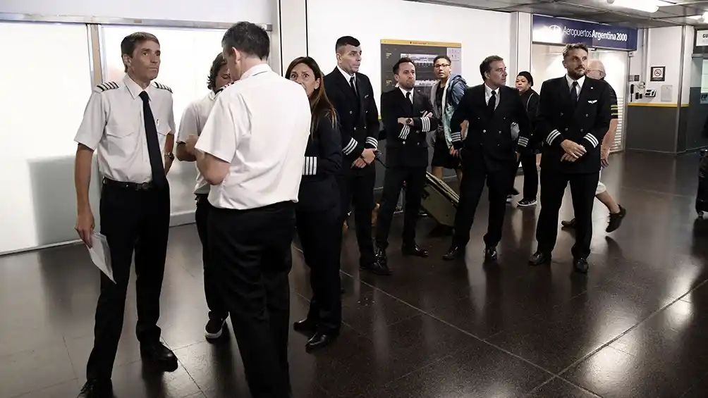 Pilotos firman en Trabajo el acuerdo salarial que alcanzaron con las empresas
