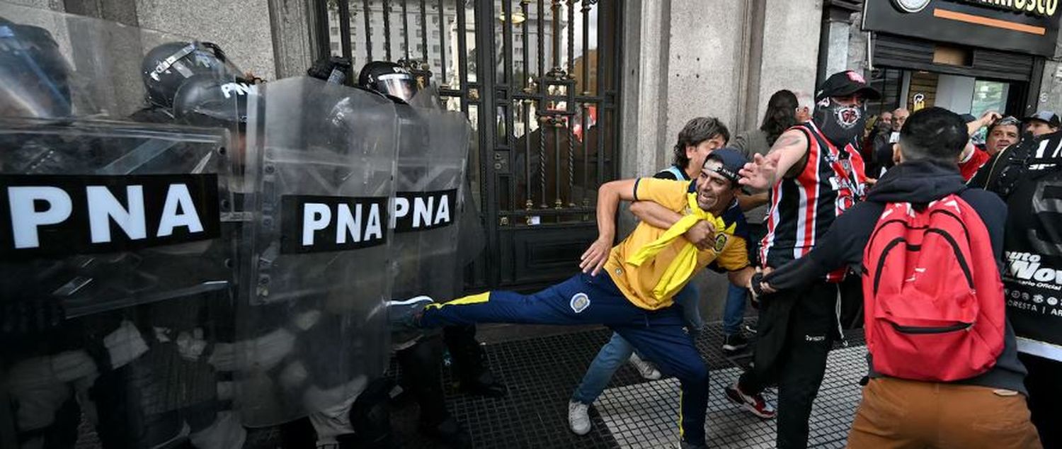 Tensión en el Congreso por la marcha de los jubilados: Gendarmería reprimió a los hinchas de fútbol que asistieron en apoyo a la protesta