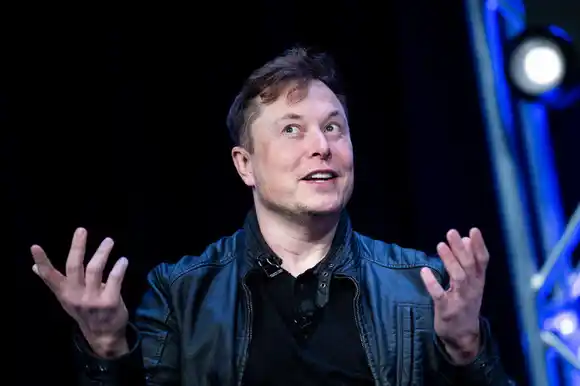 Hija trans de Elon Musk pide cambiar de nombre para cortar vínculos con su padre