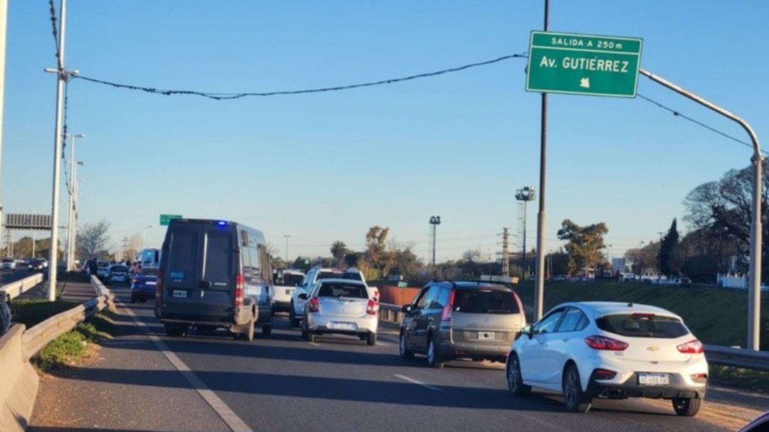 Choque múltiple en el acceso sur de Circunvalación: cereal desparramado complicaba la circulación vehicular