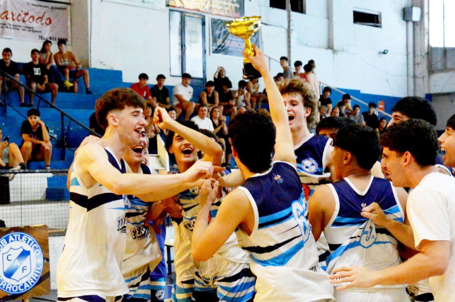 La U17 de Ferro también celebró el campeonato