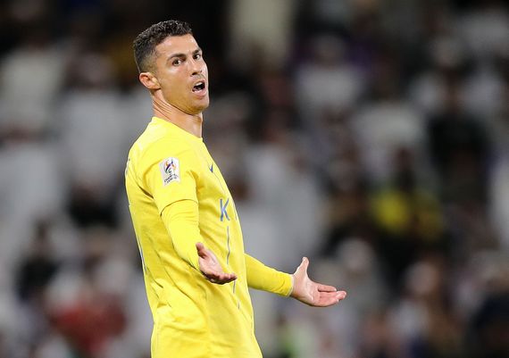 Ronaldo regresó a las canchas y le volvieron a cantar por Messi