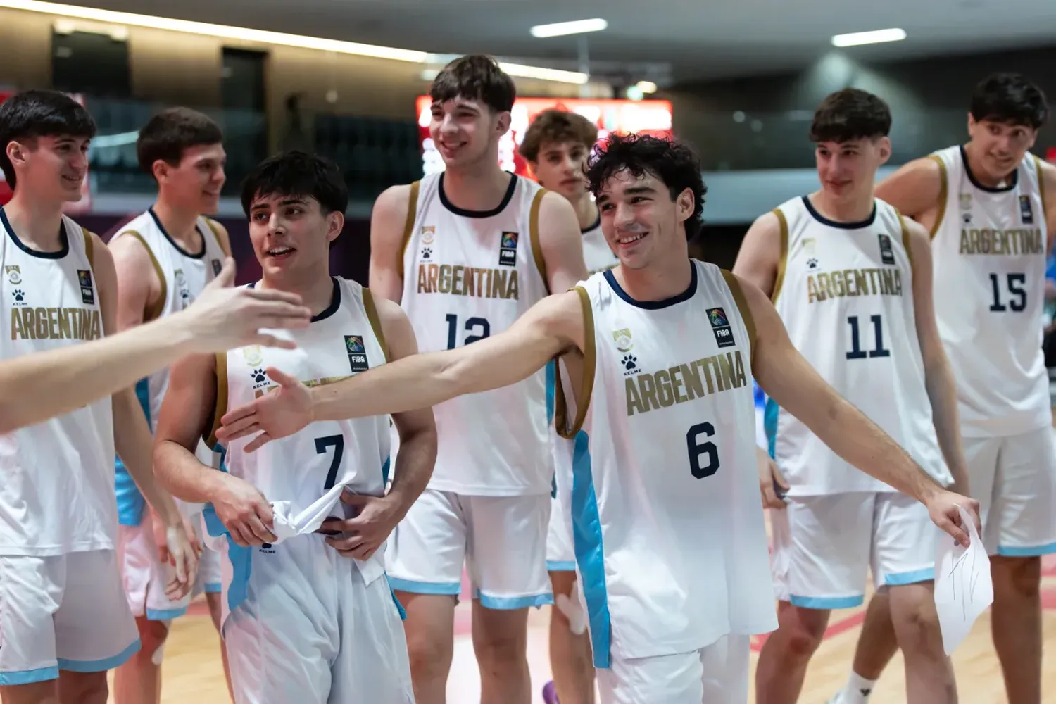 Thiago Sucatzky, figura del partido, felicitado por sus compañeros. Foto: FIBA