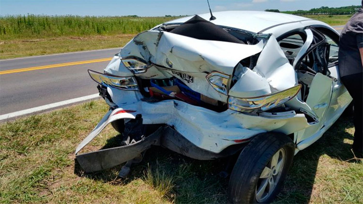 Ruta 12: Imprudencia de un camión habría provocado el choque de dos autos