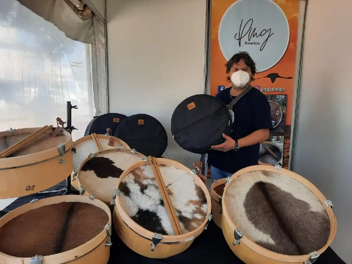 El peluquero mortense que sorprende con sus bombos