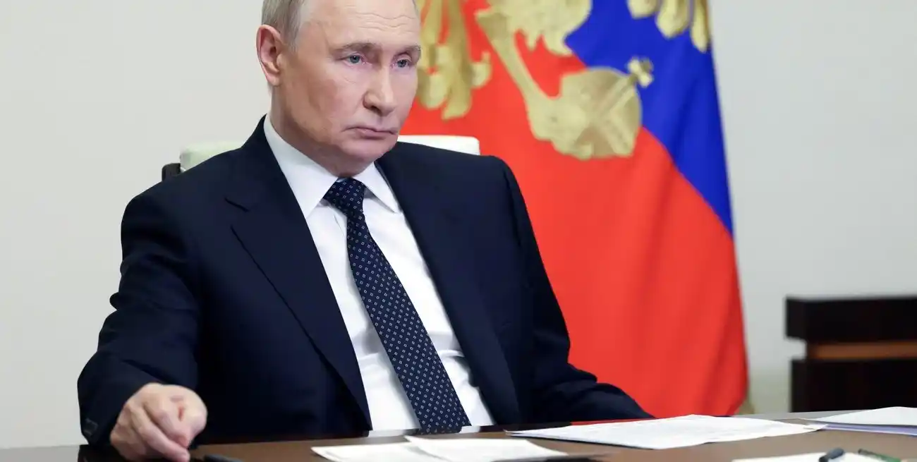 Putin presidió una reunión con miembros del gobierno a través de un enlace de video en la residencia estatal Novo-Ogaryovo en las afueras de Moscú, Rusia. Foto: REUTERS.