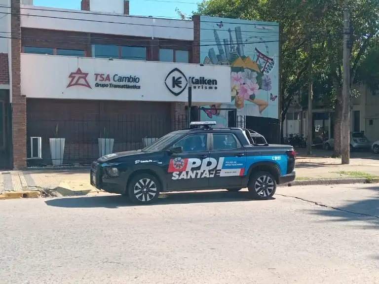 Agentes policiales durante el allanamiento en la oficina comercial ubicad en pleno centro de Venado Tuerto.