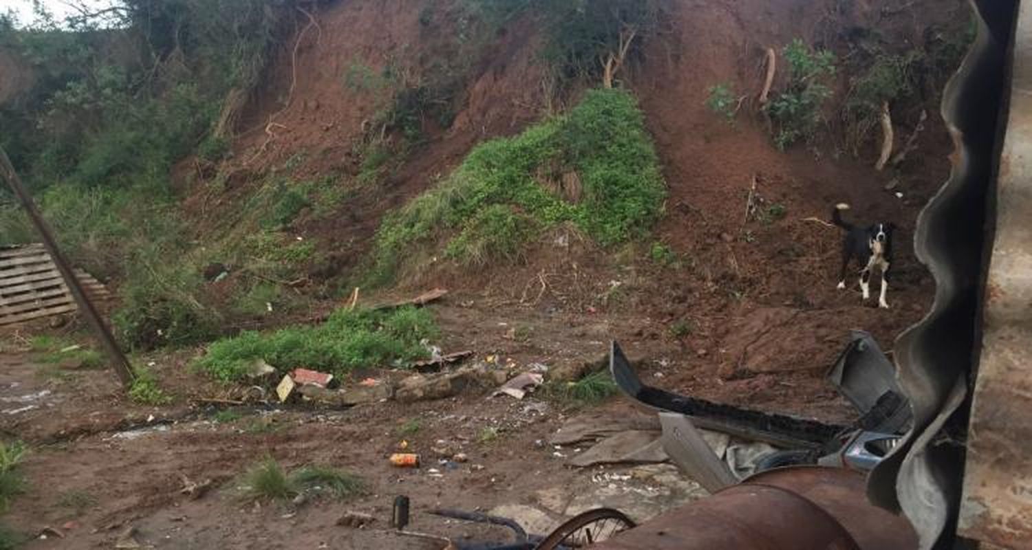 Cedió la barranca y cayó contra una vivienda