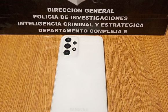 Le robaron el celular de la mochila mientras estaba cortando el césped