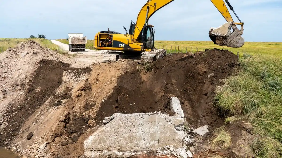 Demolición. Del puente sobre el arroyo Cristiano Chico