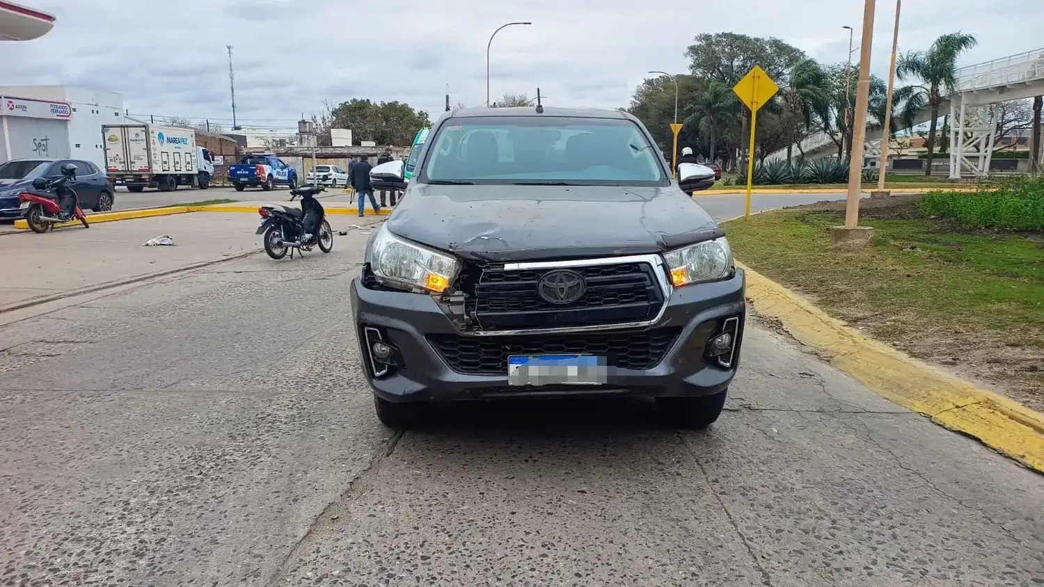 Un motociclista sufrió lesiones graves tras chocar con una camioneta en la rotonda de Cervantes y Caseros
