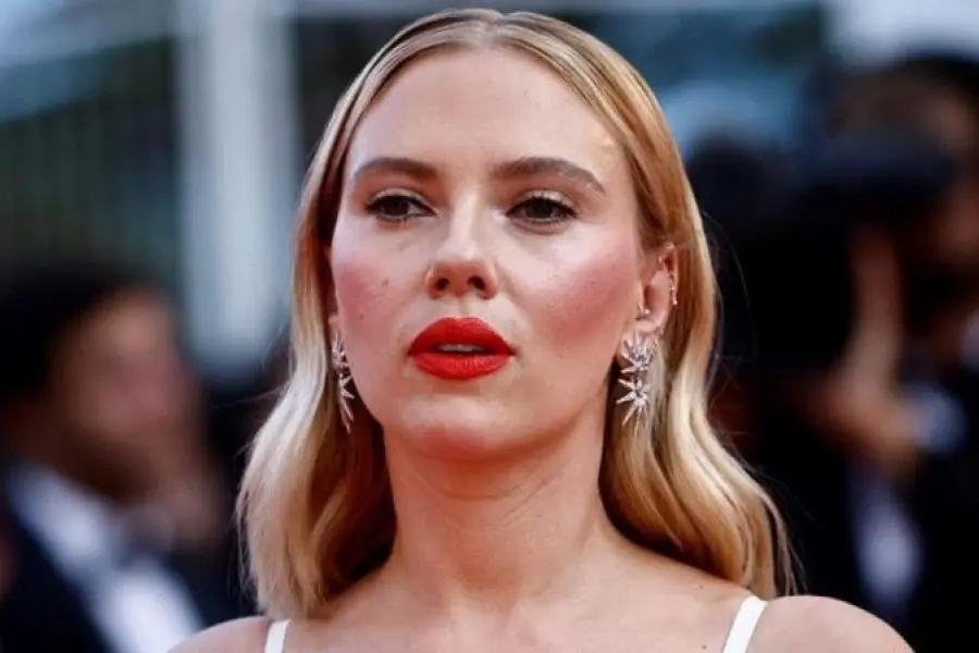 Scarlett Johansson podría demandar a OpenAI por usar una voz "muy parecida" a la suya en ChatGPT