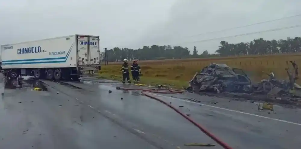 Bajo la lluvia, una SUV y un camión chocaron de frente en Azul.  Gentileza: El Tiempo