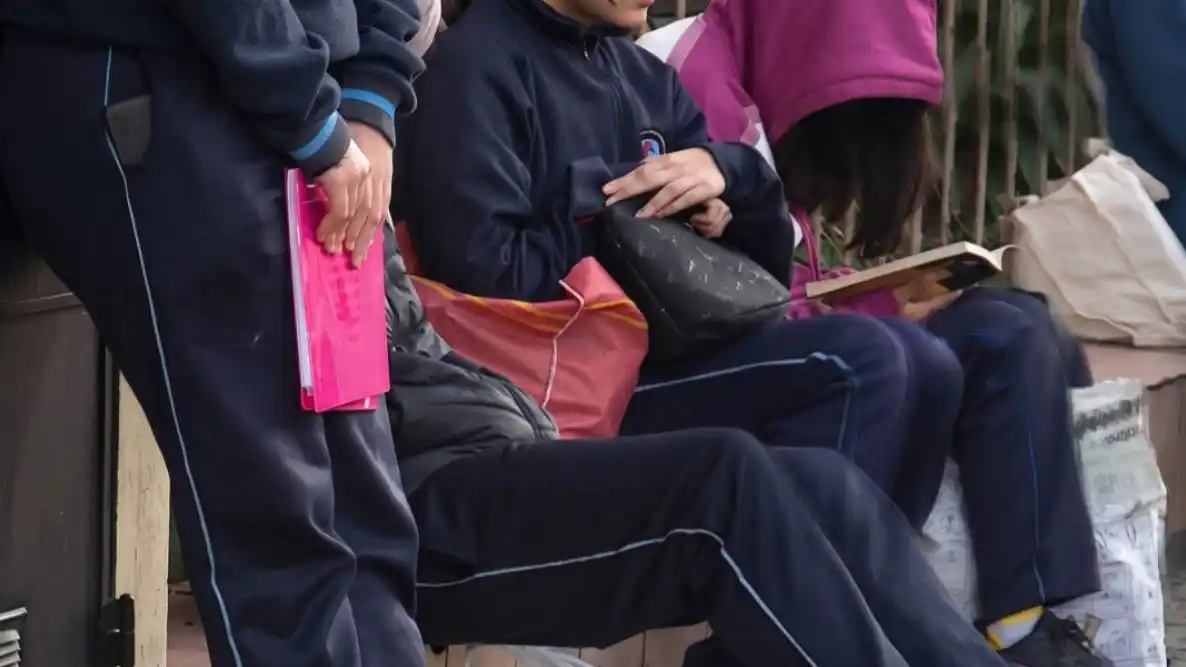Amenazas en escuelas: sin mochilas, con miedo y más control familiar, la nueva postal que se repite en toda la Provincia