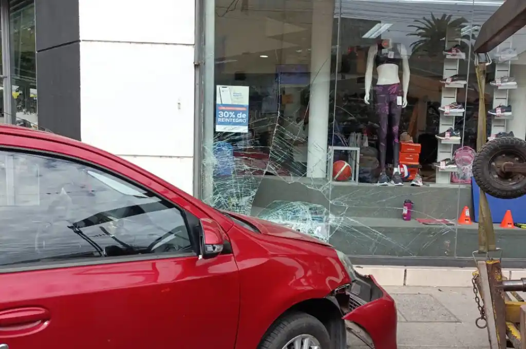 Fuerte choque en el centro santafesino: un auto terminó incrustado en un local