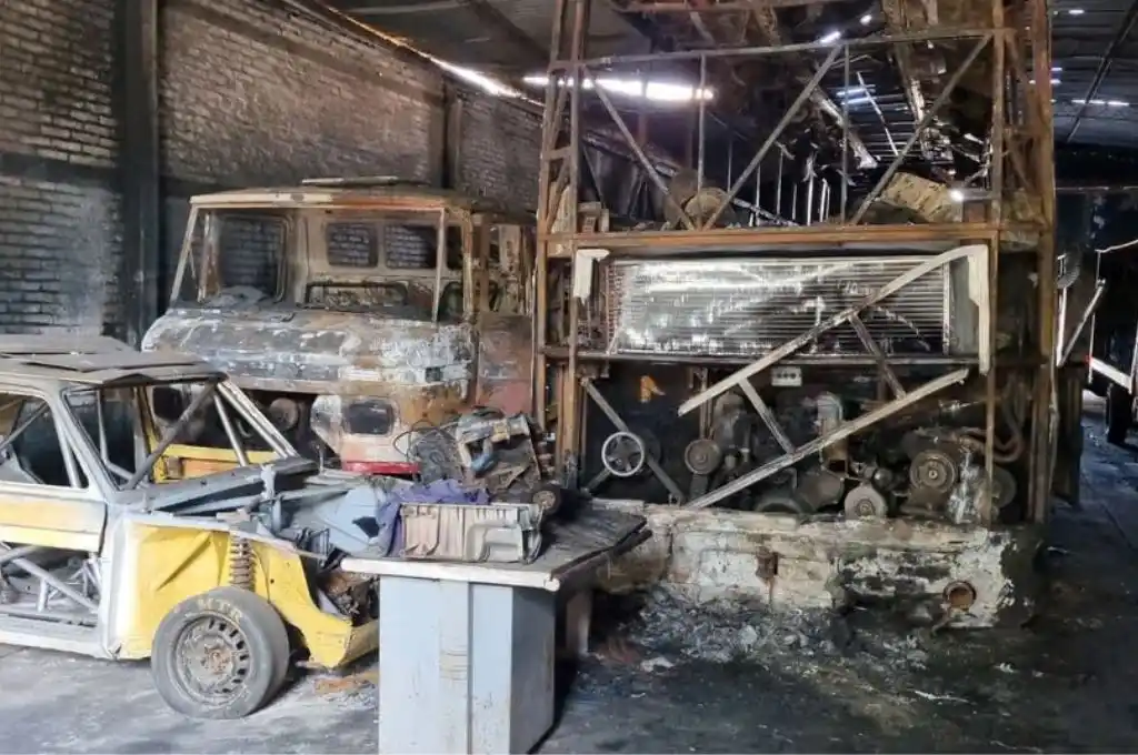 Un incendio arrasó con un taller de autos de competición en Casilda