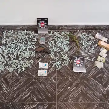 Dos detenidos en allanamientos por microtráfico en Barrio Acapulco: hallaron cocaína, balanzas y armas